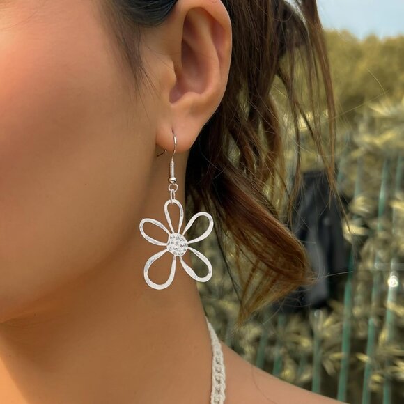 Lightweight Daisy Flower Jewelry Set - Ideal for Casual or Elegant Occasions - Picture 3 of 7